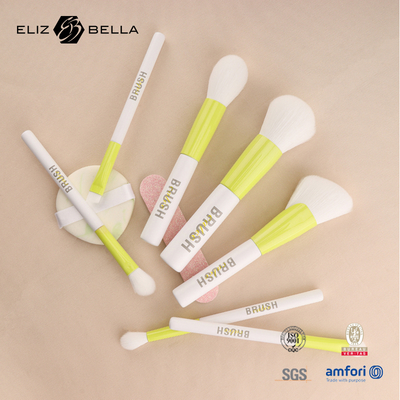 Bereik moeiteloos een professionele look met de dichtere borstelharen van de Beauty Needs Travel Brush Set
